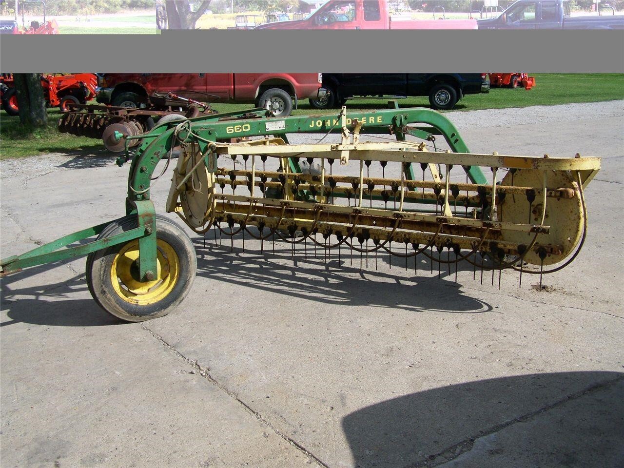 John Deere 660 Rake