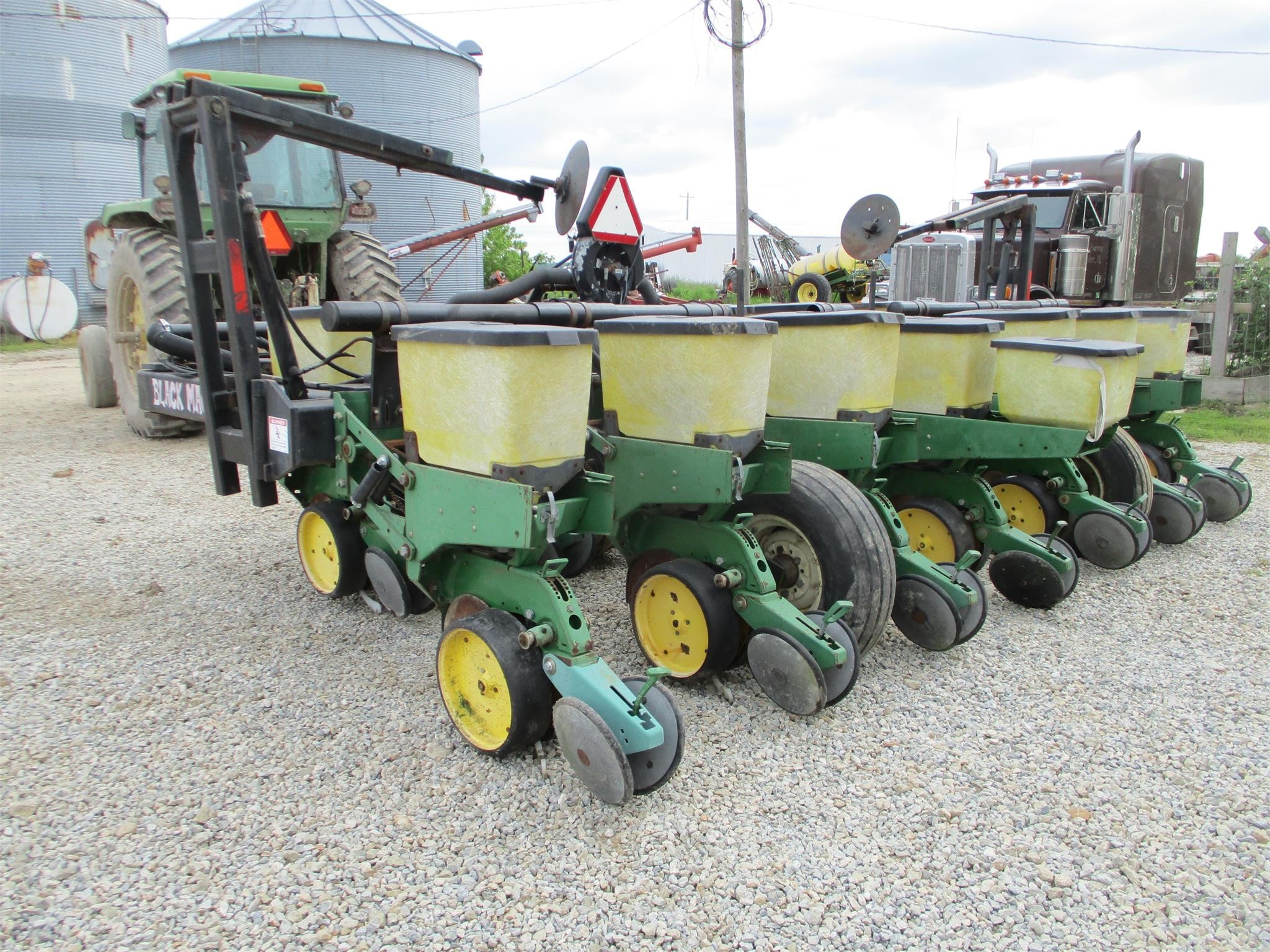 Black Machine 1213 Planter 12,500 Machinery Pete