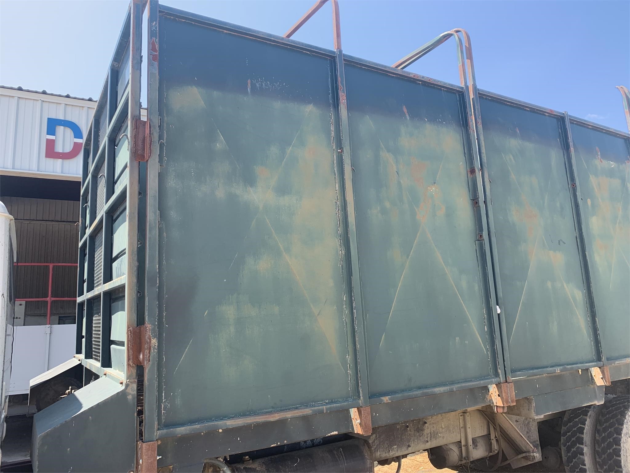 1994 Freightliner FL80 Semi Trucks/Trailer