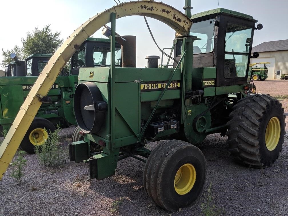  John Deere 5830 Self-Propelled Forage Harvester