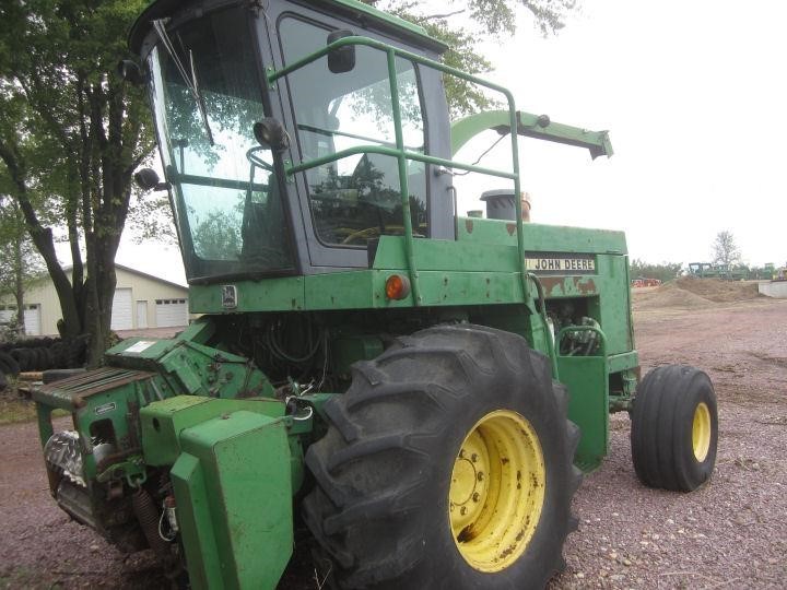  John Deere 5830 Self-Propelled Forage Harvester