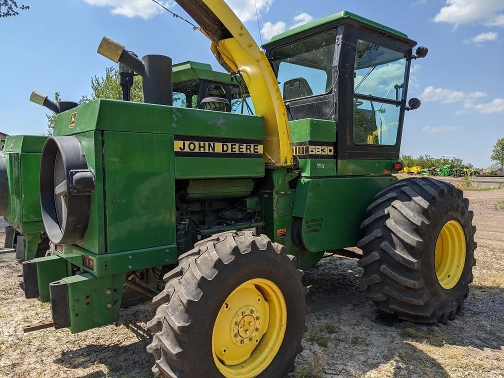  John Deere 5830 Self-Propelled Forage Harvester