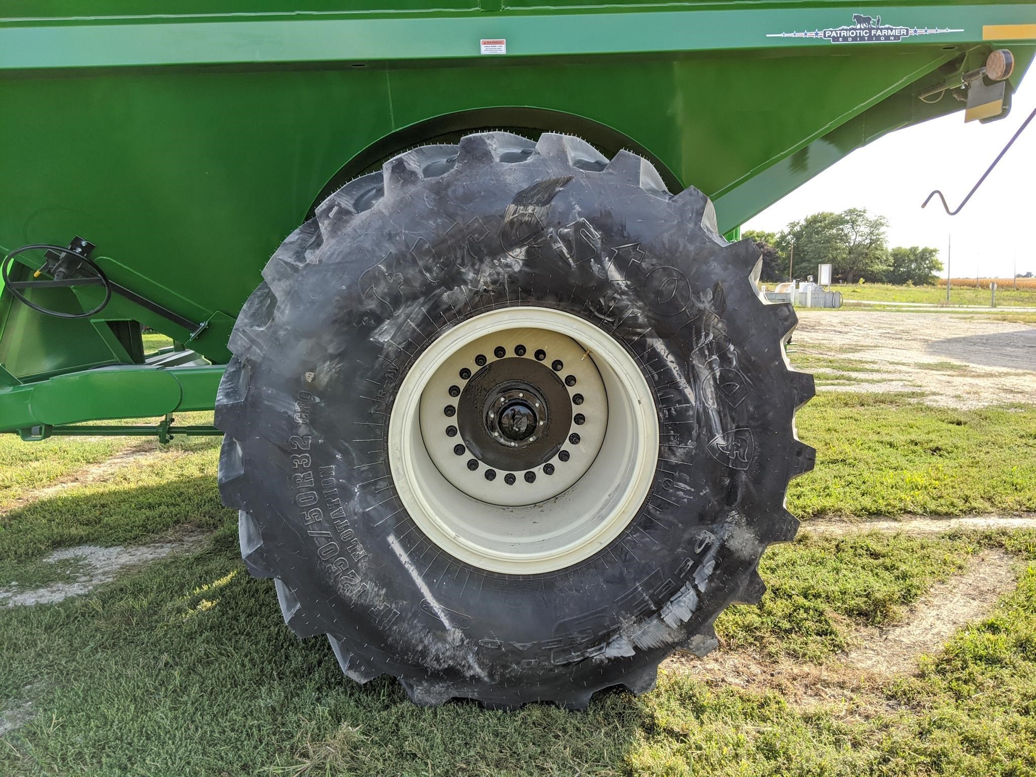 2026 J&M 1112 Grain Cart