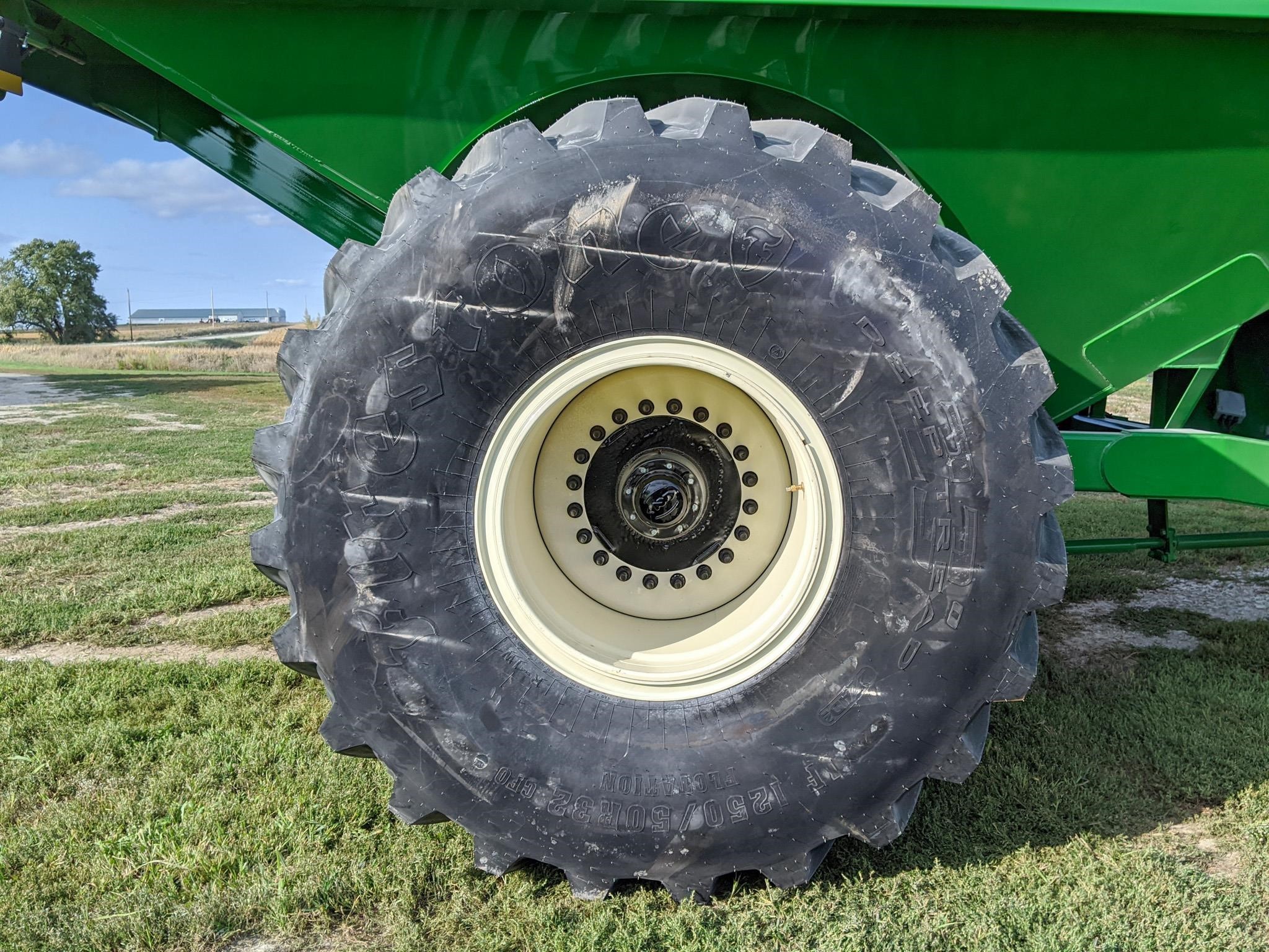 2026 J&M 1112 Grain Cart