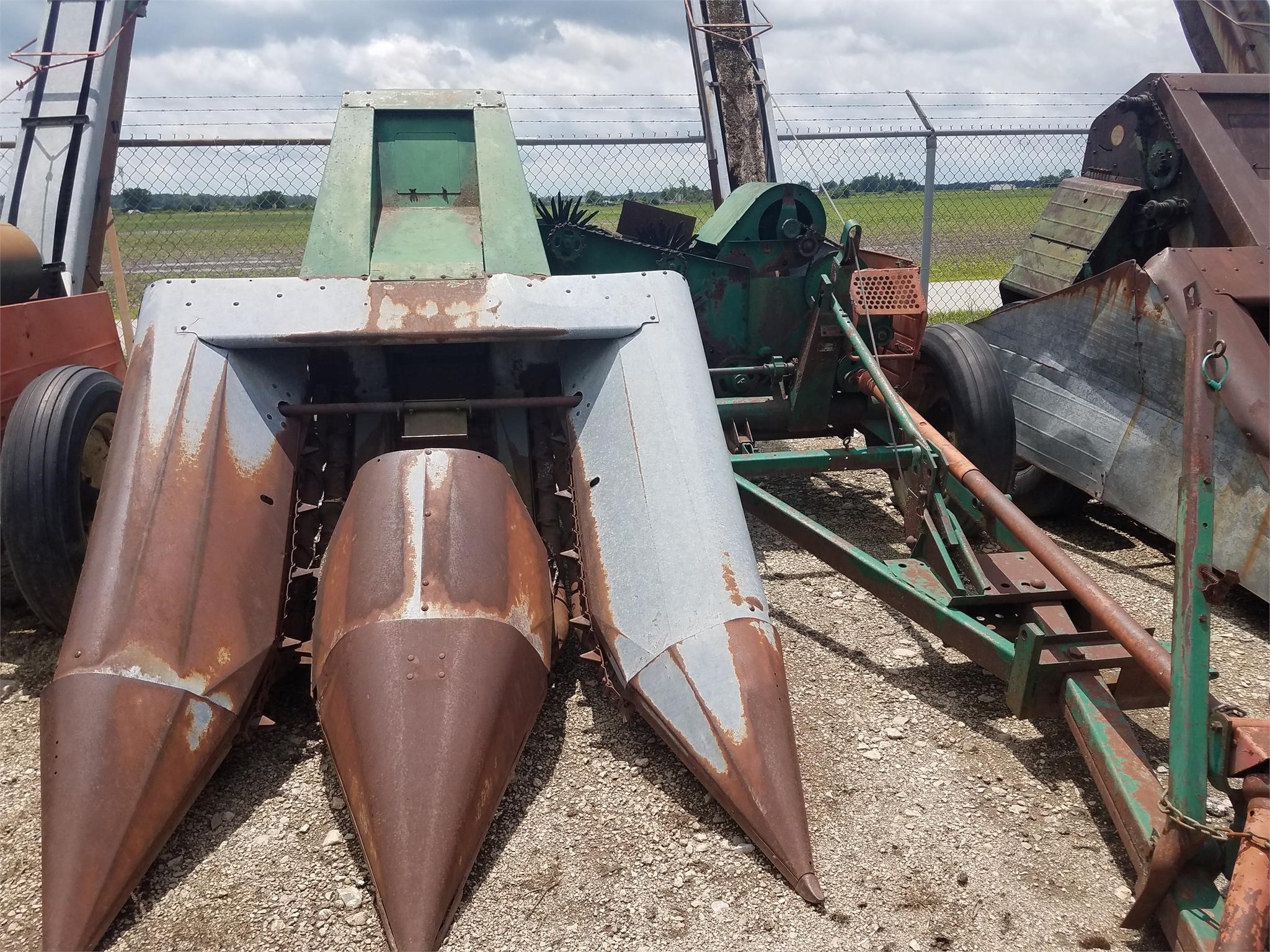  New Idea 325 Pull-Type Forage Harvester