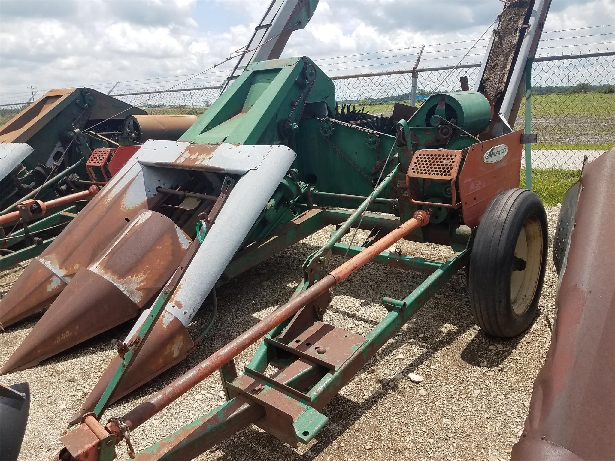  New Idea 325 Pull-Type Forage Harvester