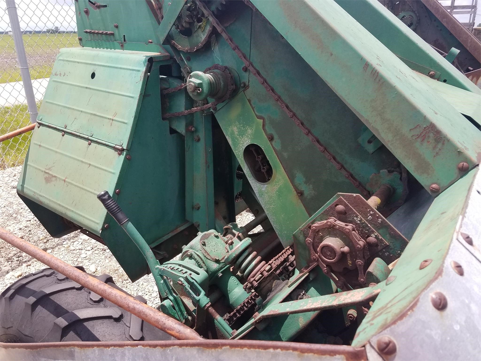  New Idea 325 Pull-Type Forage Harvester