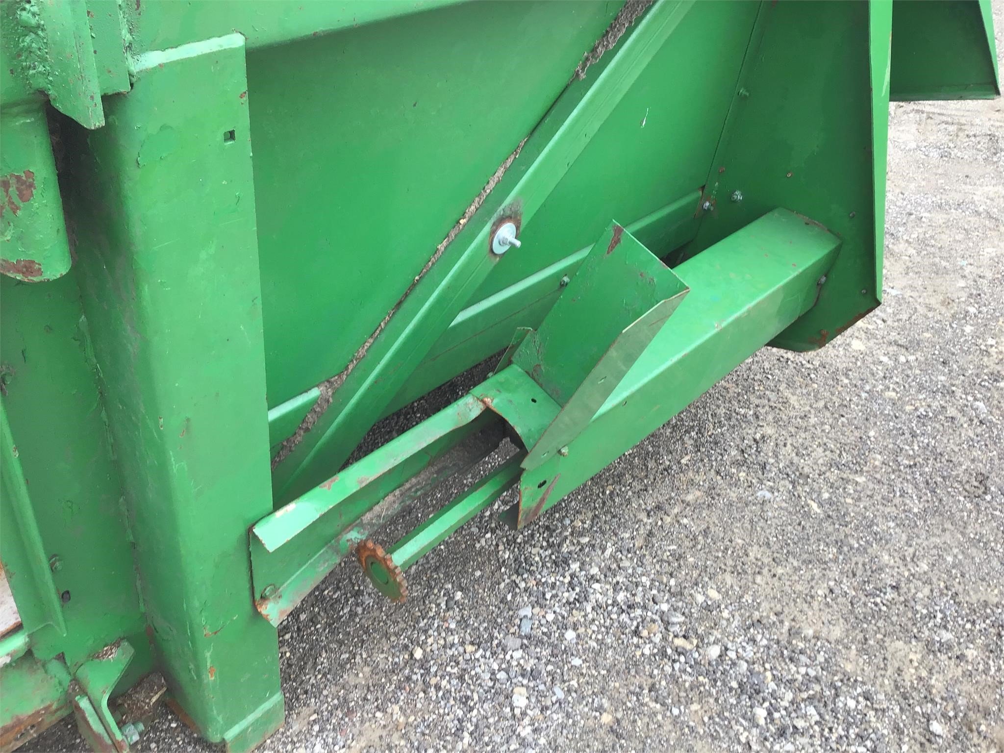  John Deere 643 Corn Head