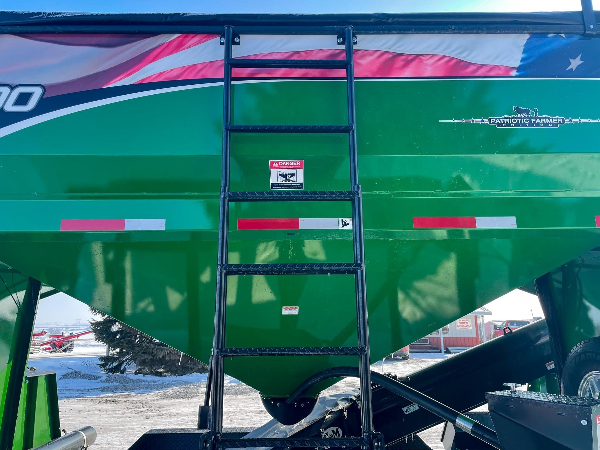 2025 J&M LC390 Seed Tender