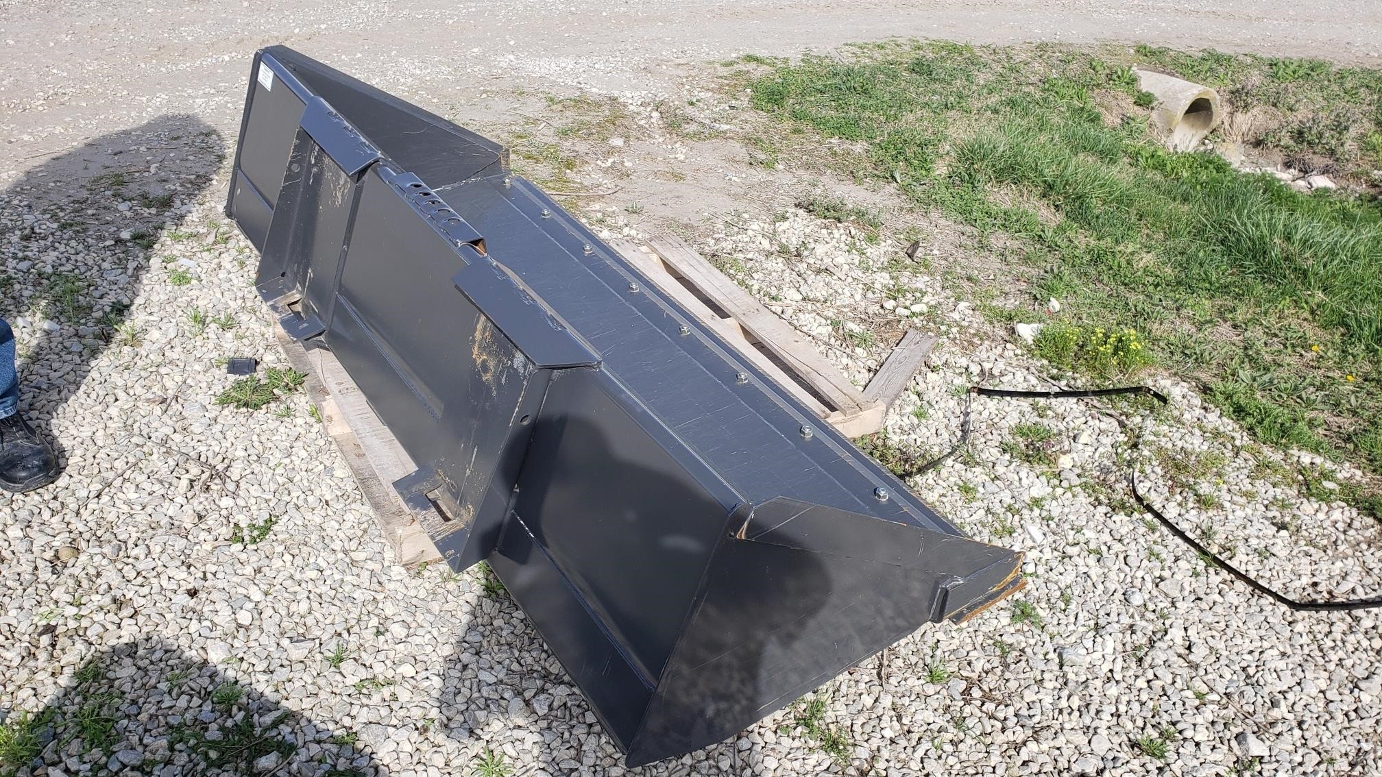 New Holland 84" LIGHT MATERIAL BUCKET Loader and Skid Steer Attachment