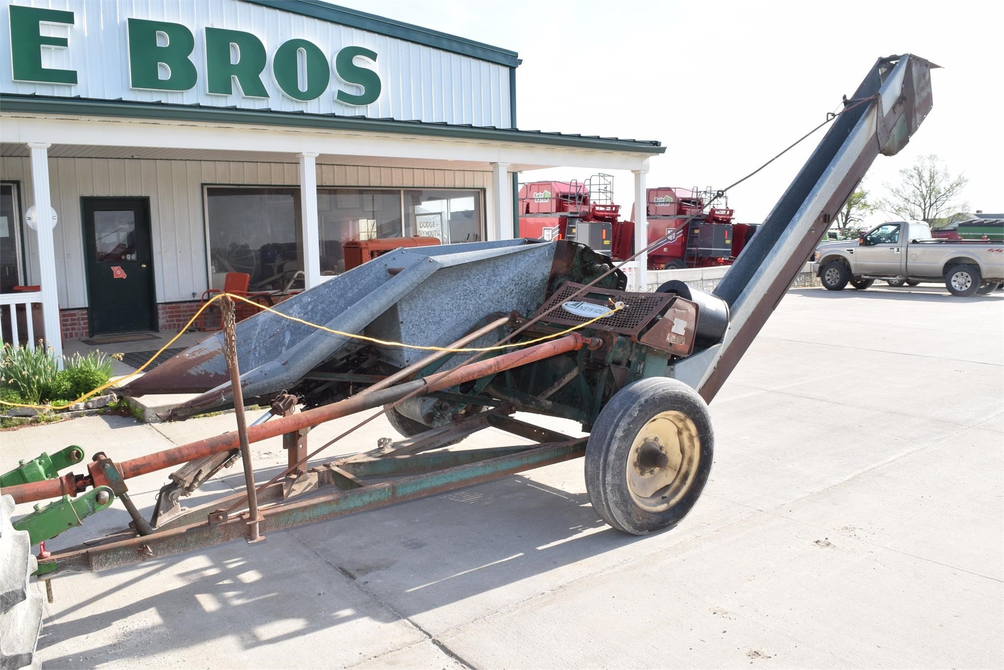  New Idea 323 Corn Picker