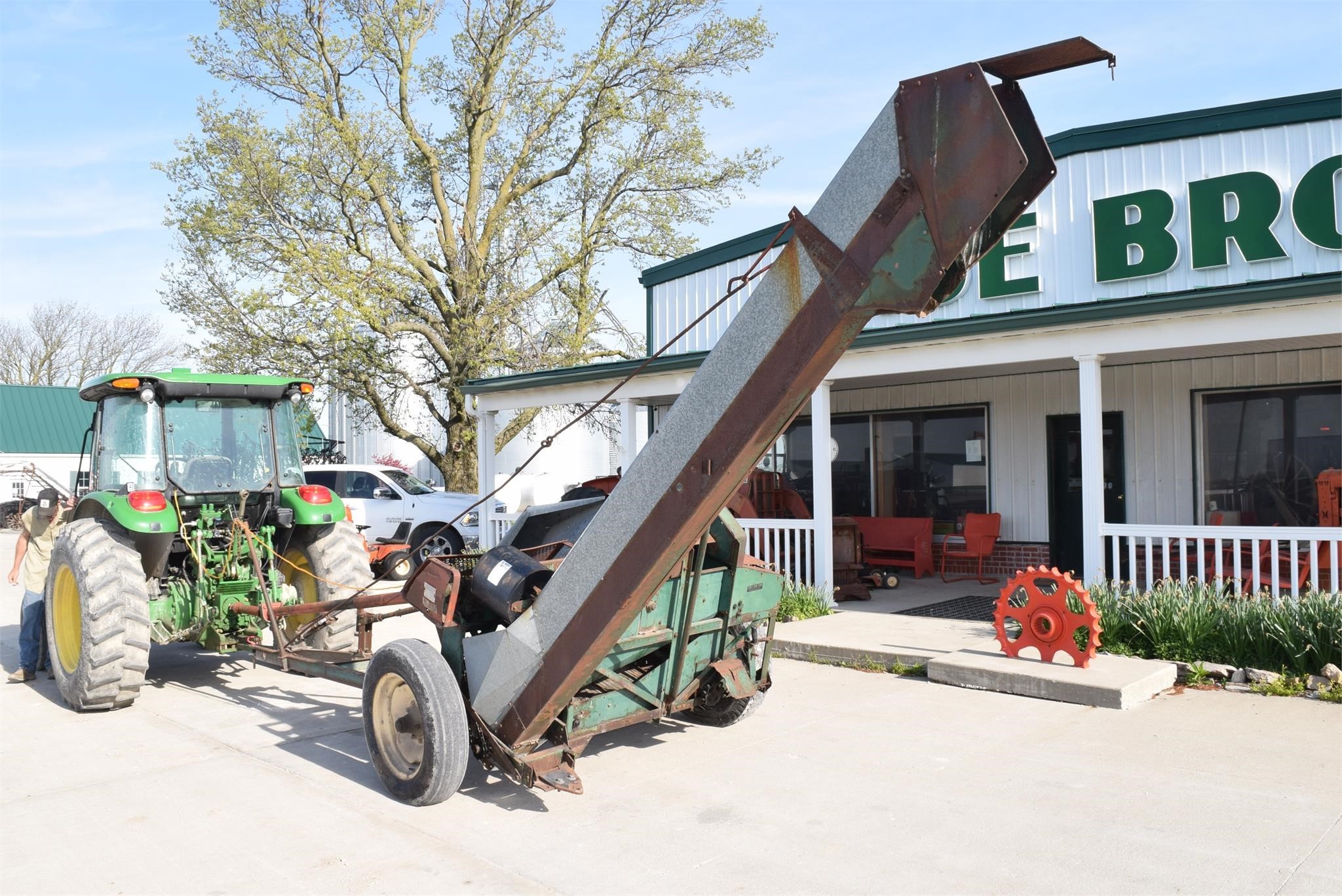  New Idea 323 Corn Picker