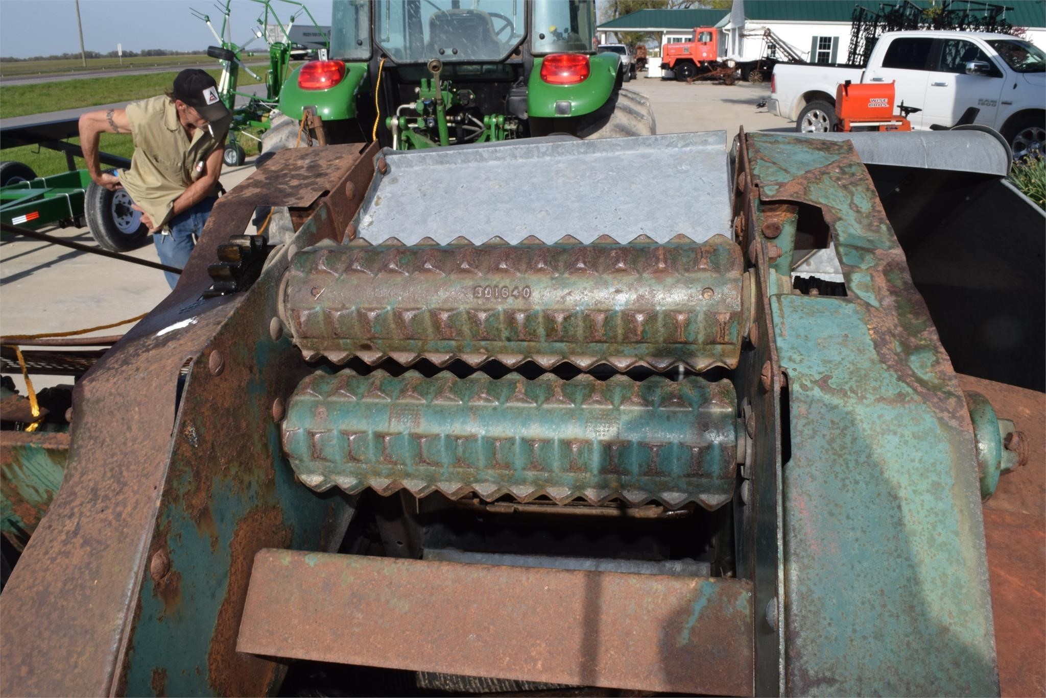  New Idea 323 Corn Picker