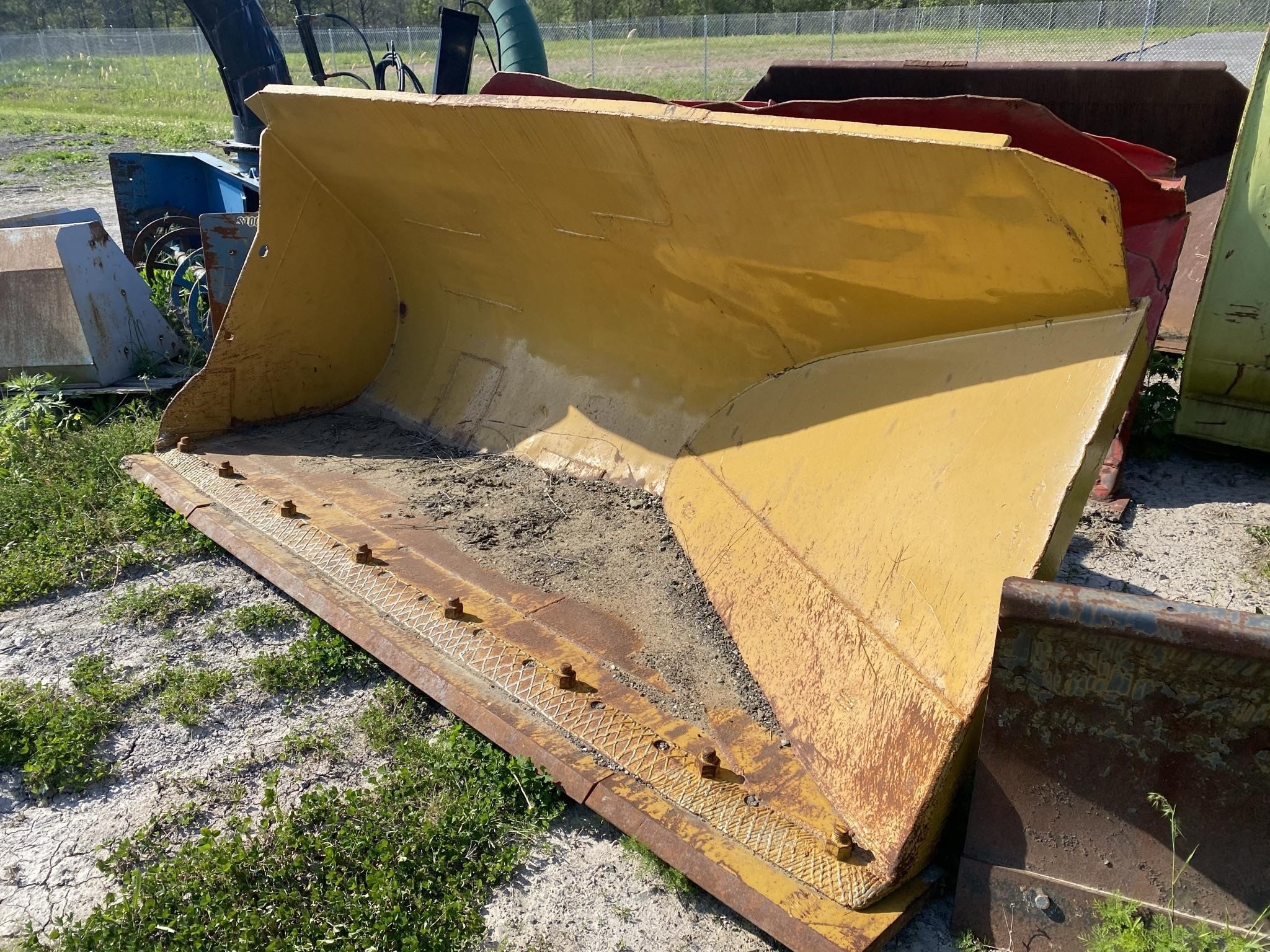 Caterpillar SIDE DUMP BUCKET Loader and Skid Steer Attachment 4,500