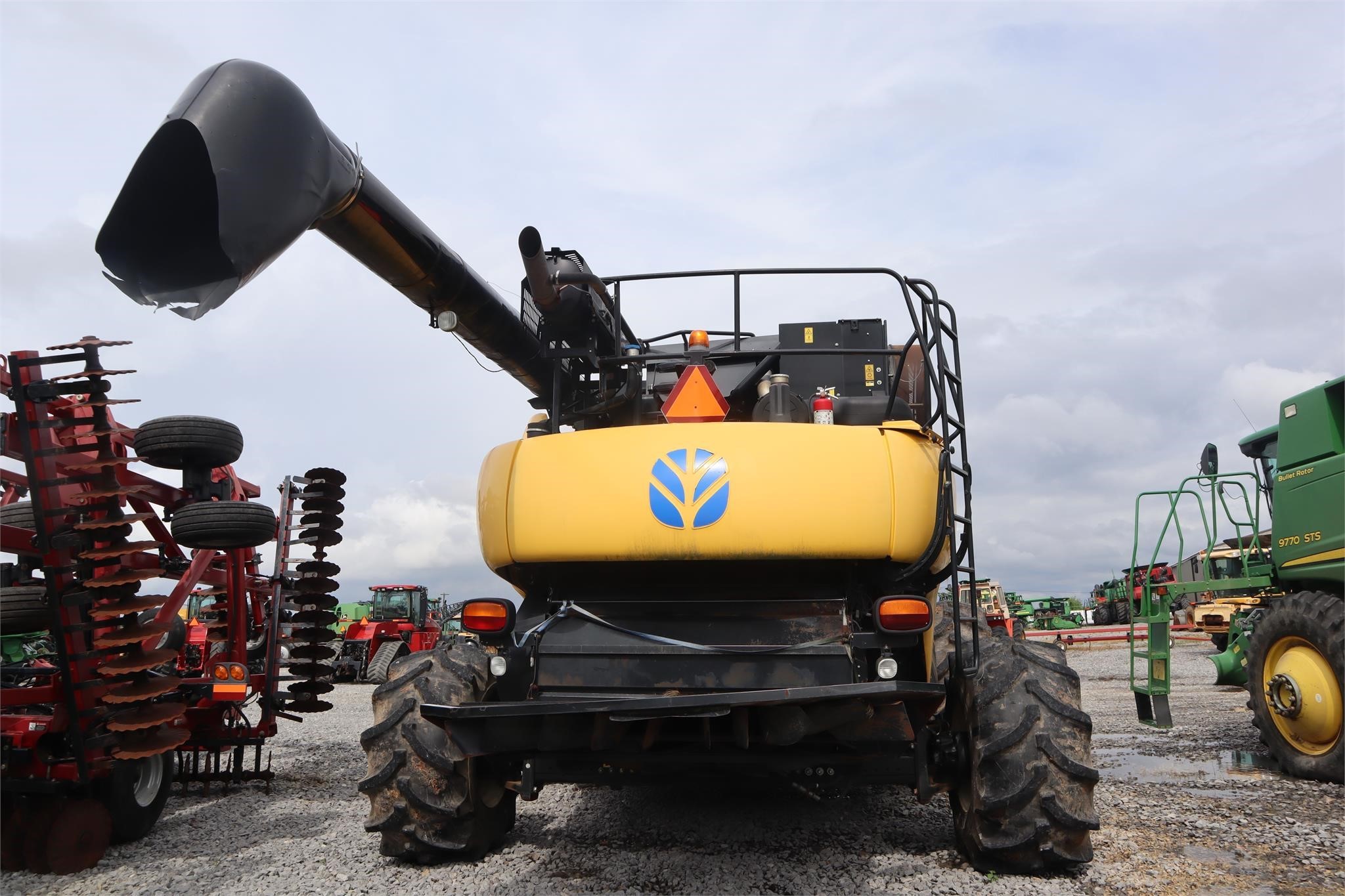 2012 New Holland CR8090 Combine