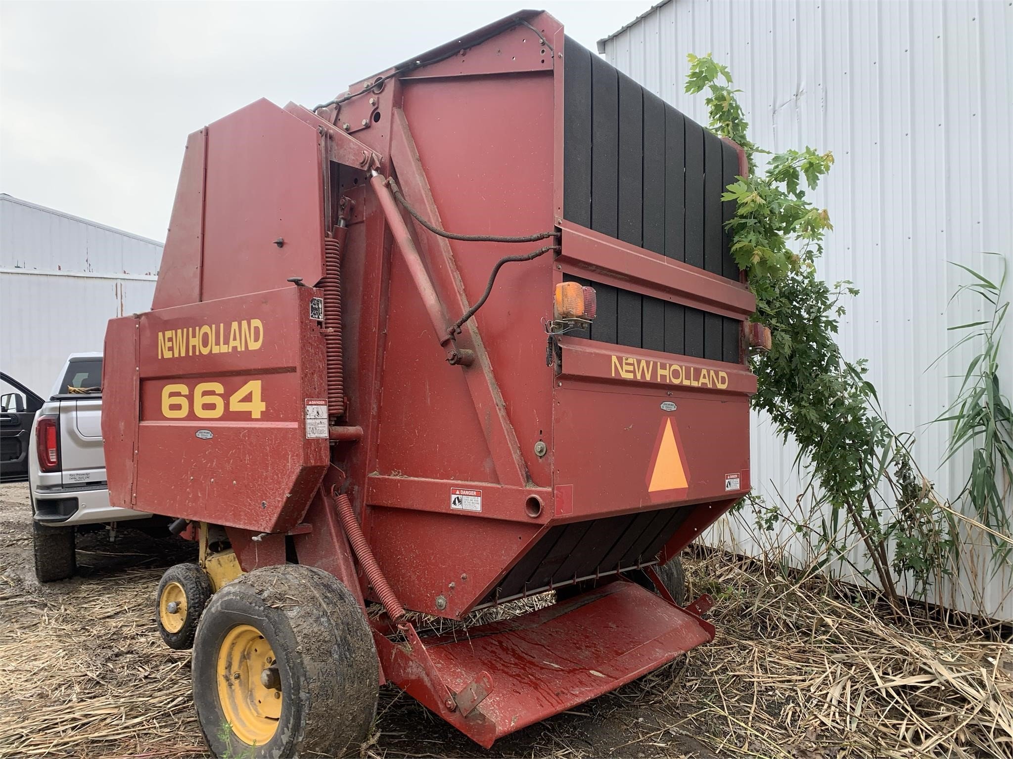  New Holland 664 Round Baler