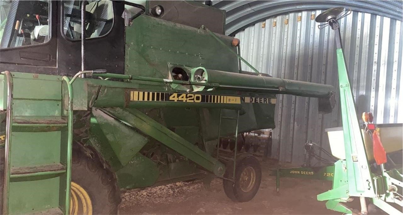1982 John Deere 4420 Combine 10,900 Machinery Pete