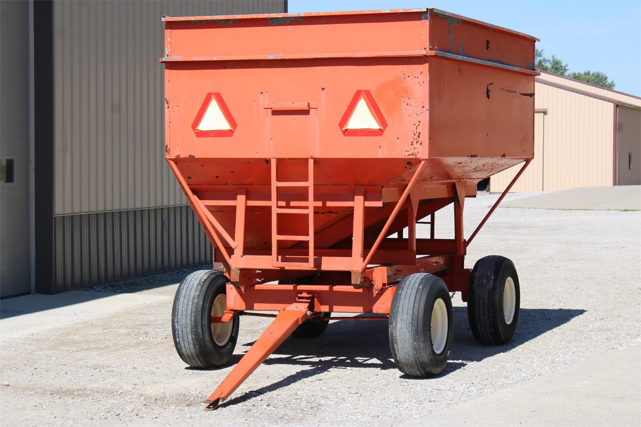  Buhler Farm King 300 Gravity Wagon
