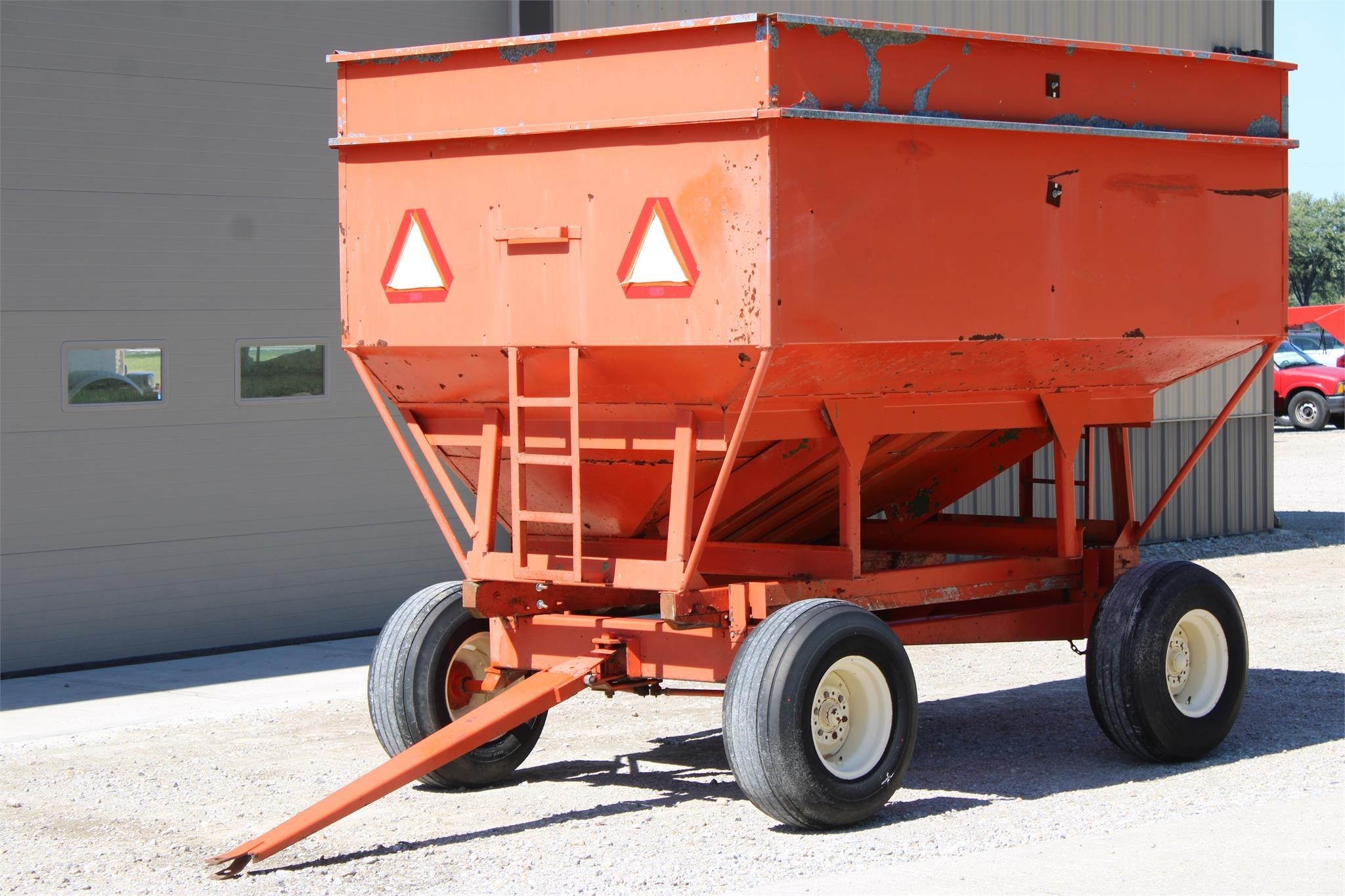  Buhler Farm King 300 Gravity Wagon