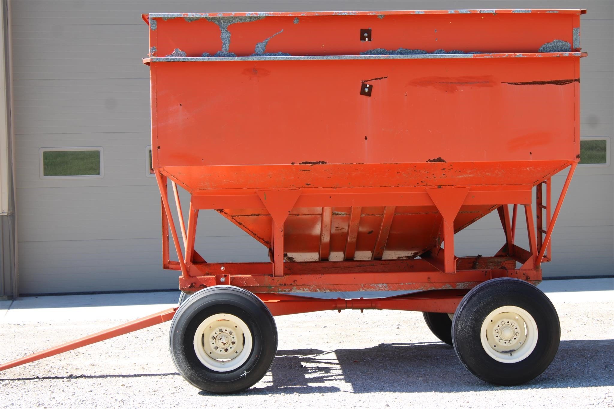  Buhler Farm King 300 Gravity Wagon