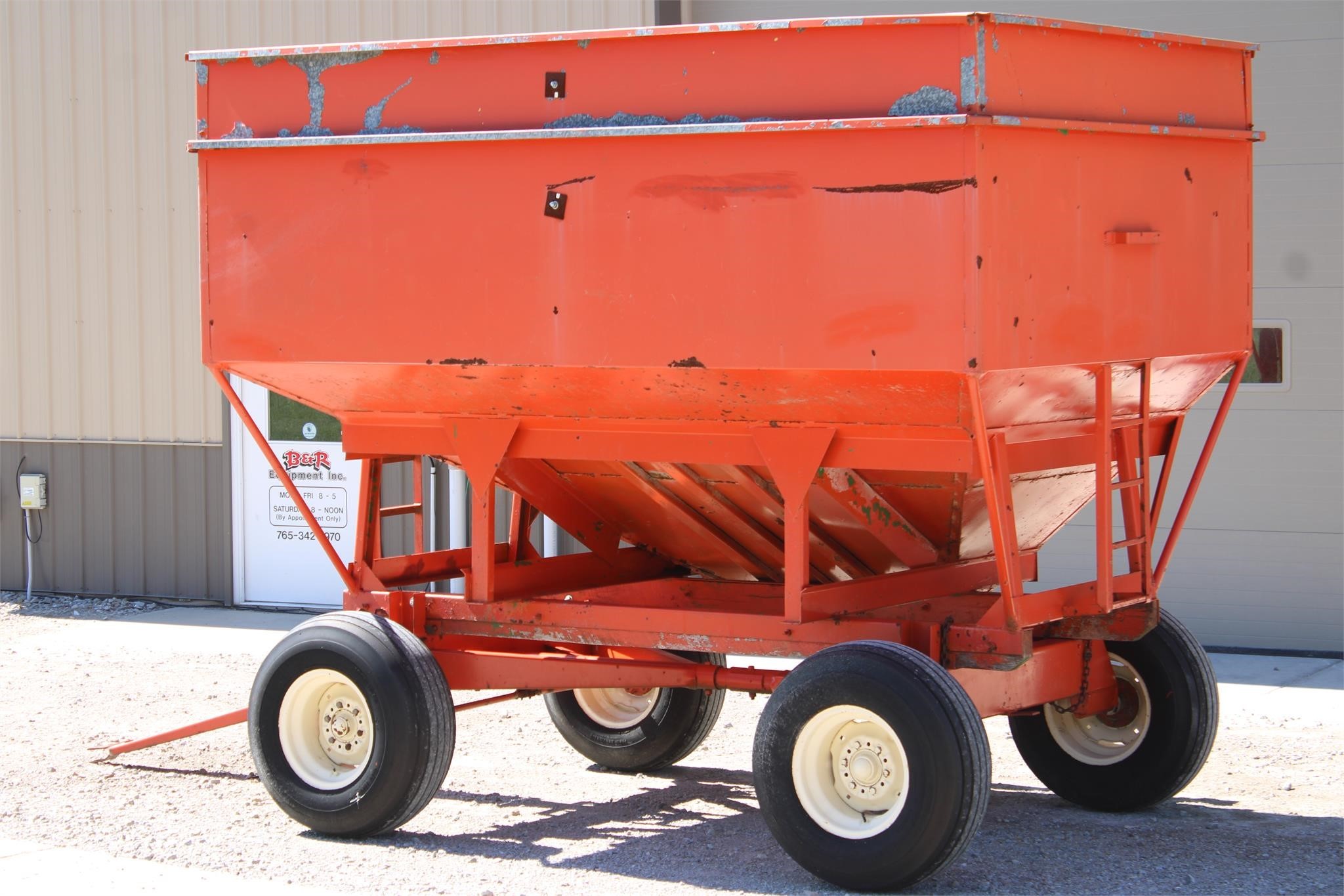  Buhler Farm King 300 Gravity Wagon