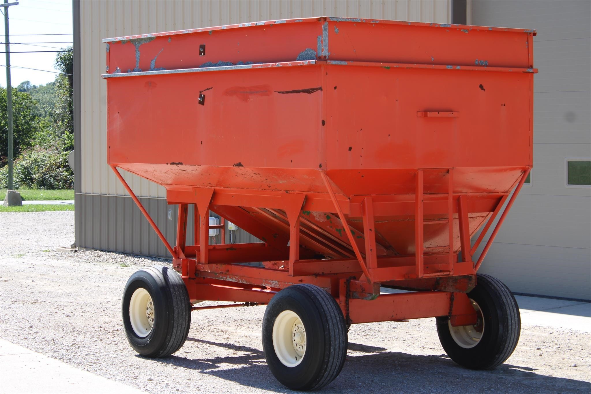  Buhler Farm King 300 Gravity Wagon