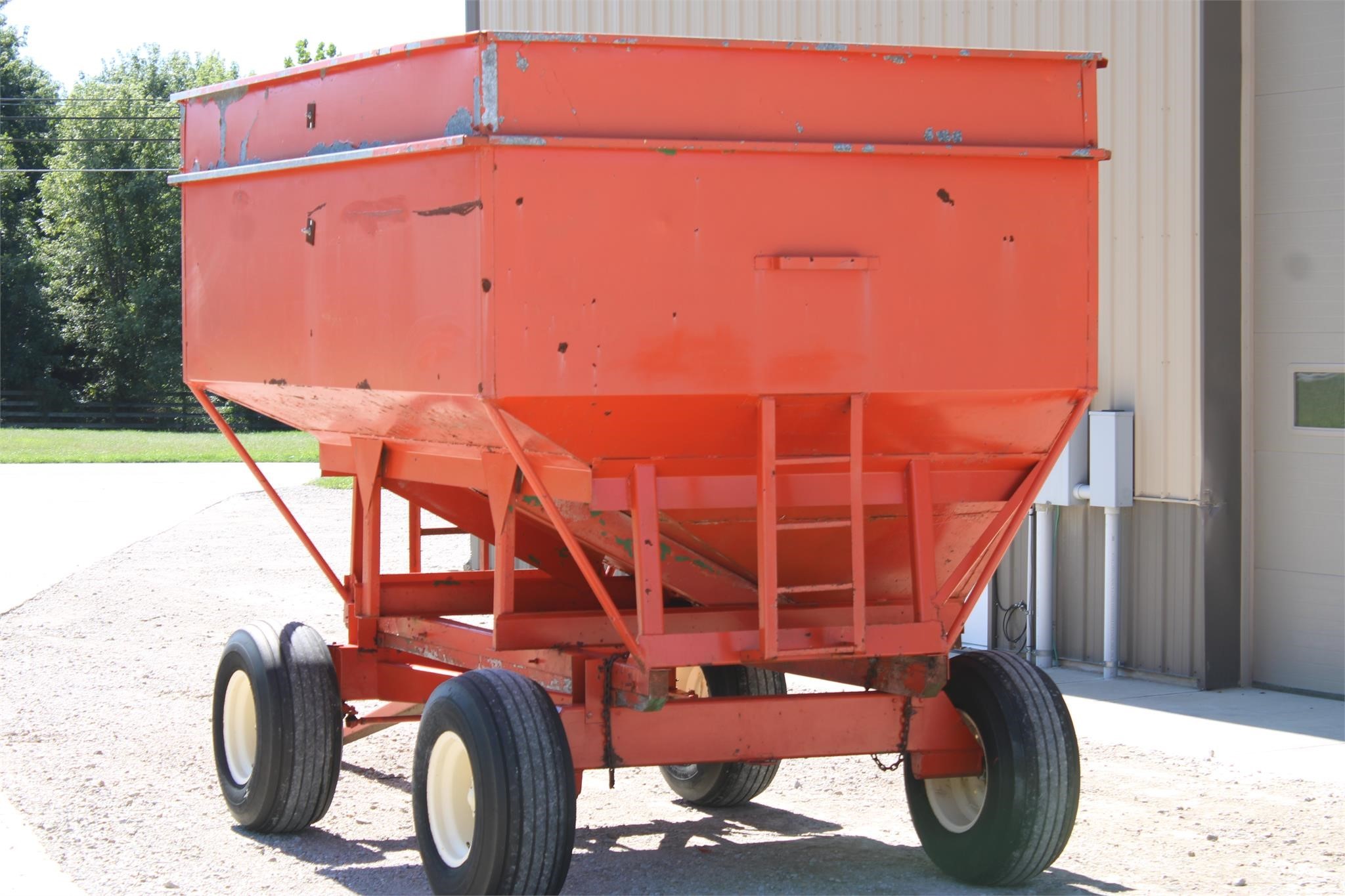  Buhler Farm King 300 Gravity Wagon