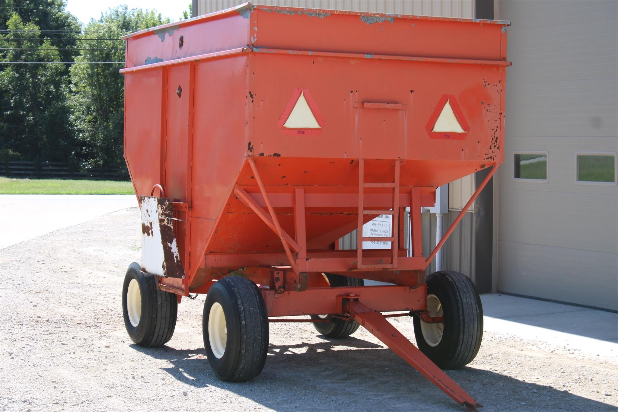  Buhler Farm King 300 Gravity Wagon