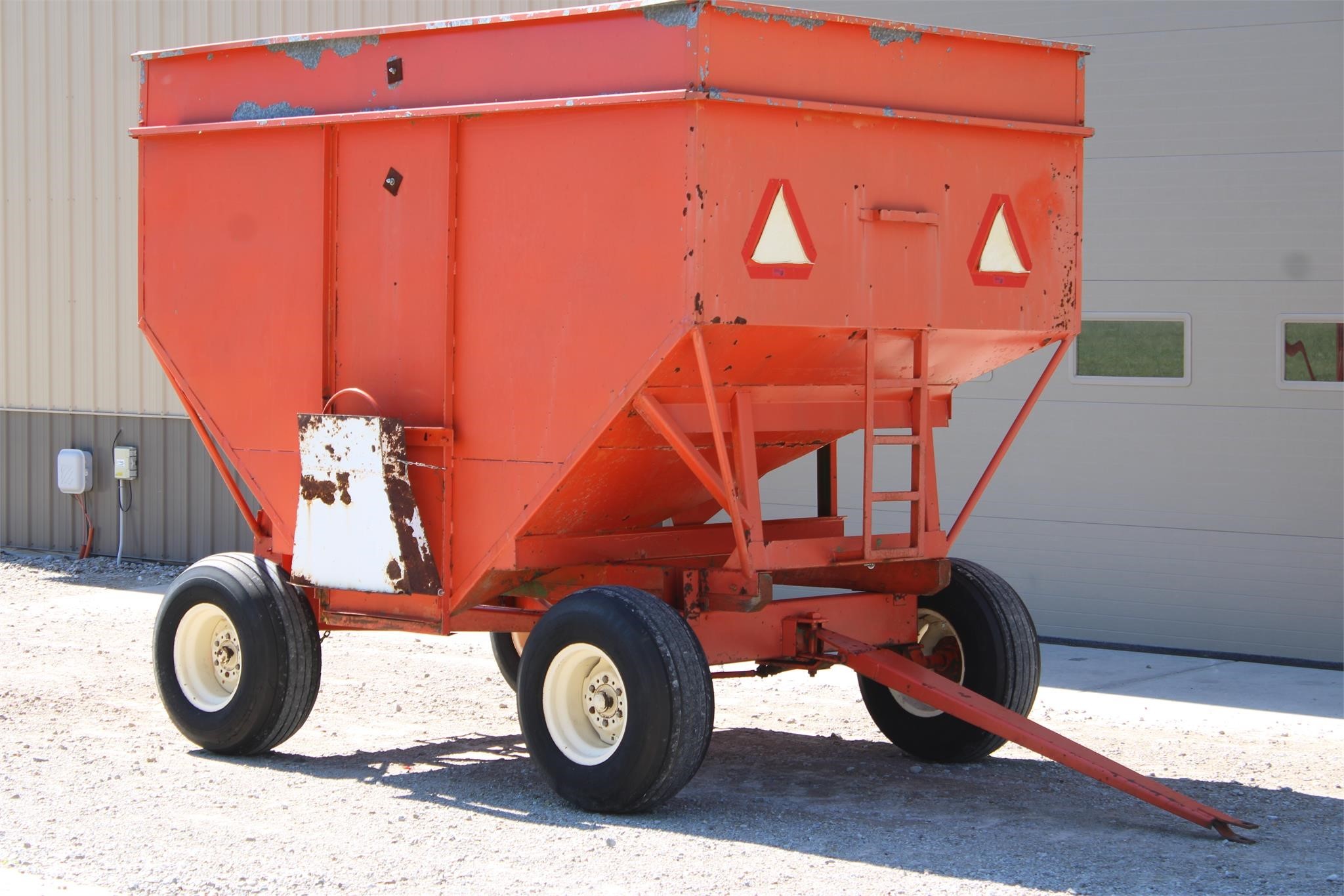  Buhler Farm King 300 Gravity Wagon
