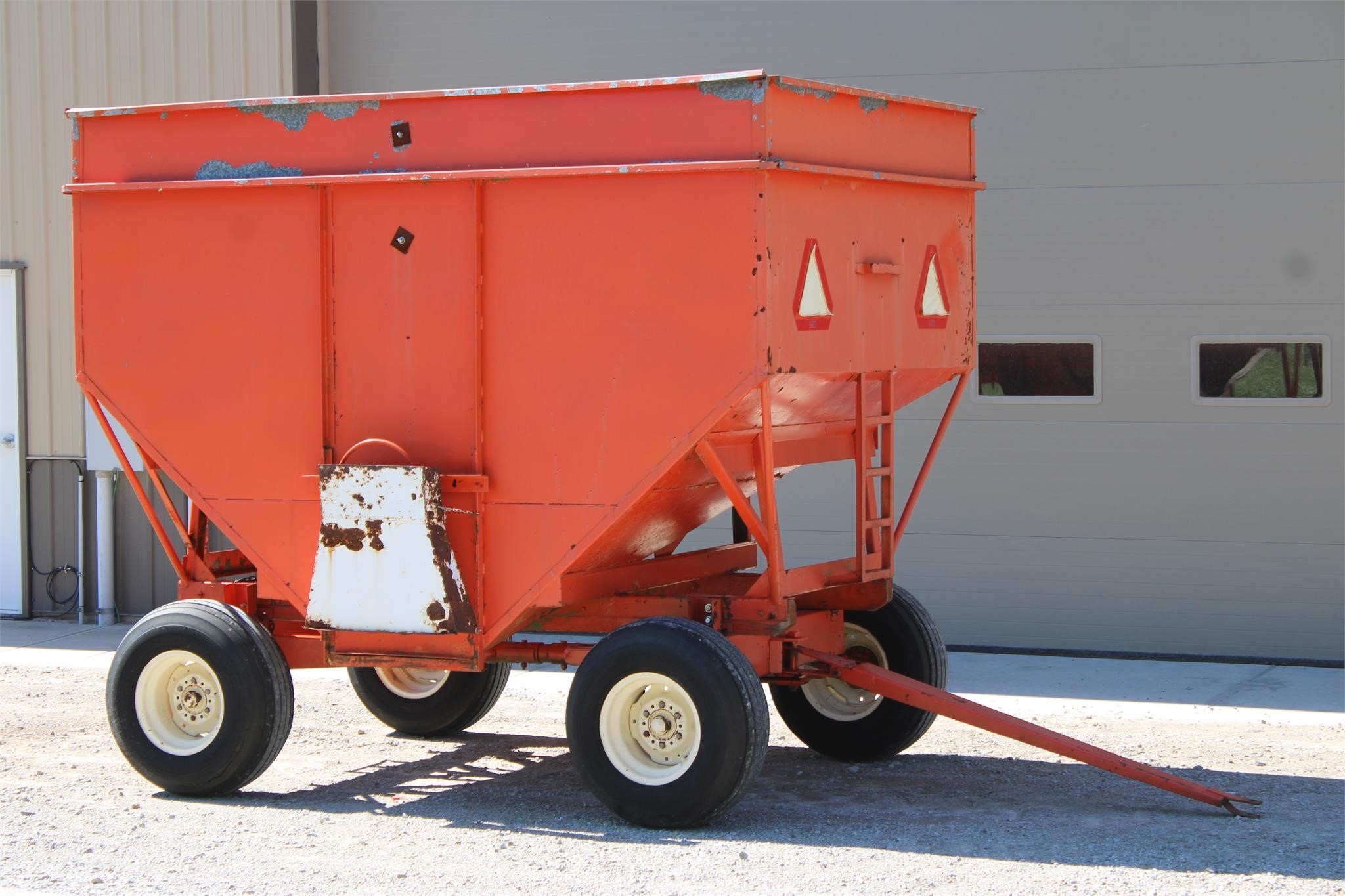  Buhler Farm King 300 Gravity Wagon