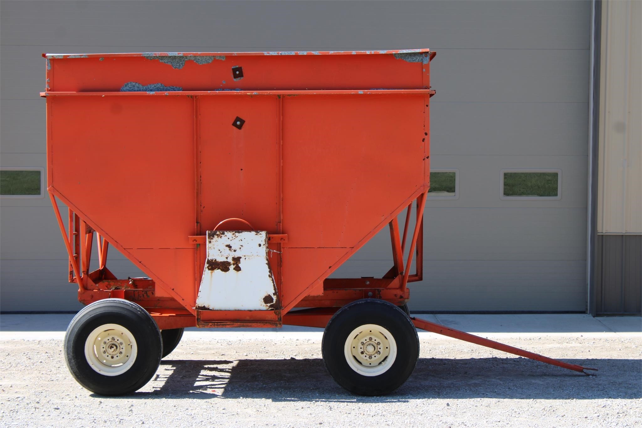  Buhler Farm King 300 Gravity Wagon