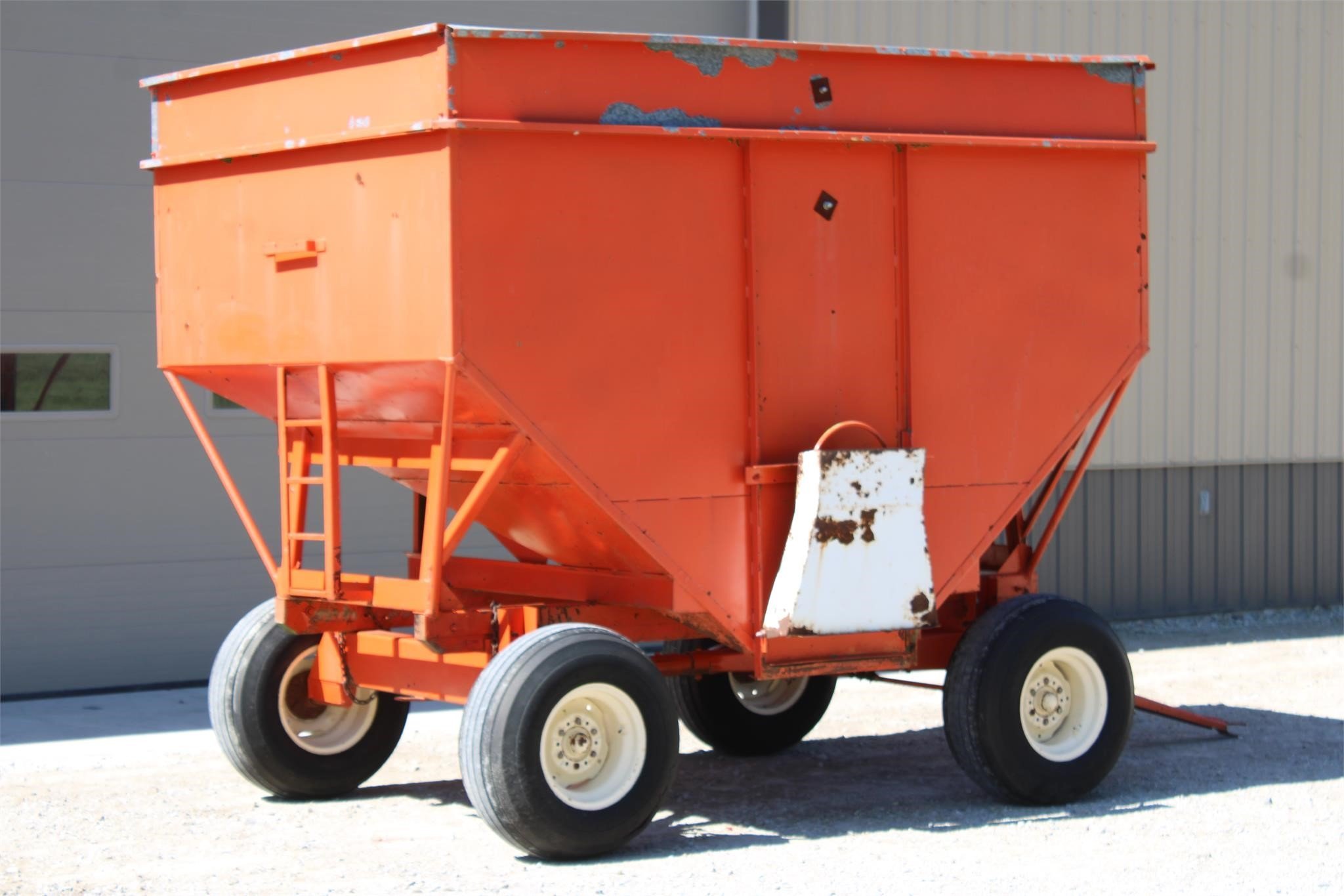  Buhler Farm King 300 Gravity Wagon