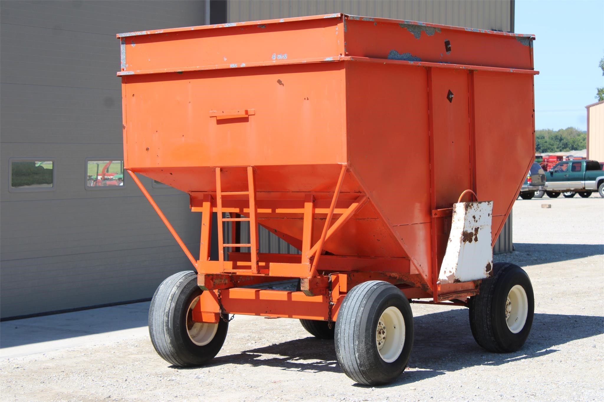  Buhler Farm King 300 Gravity Wagon