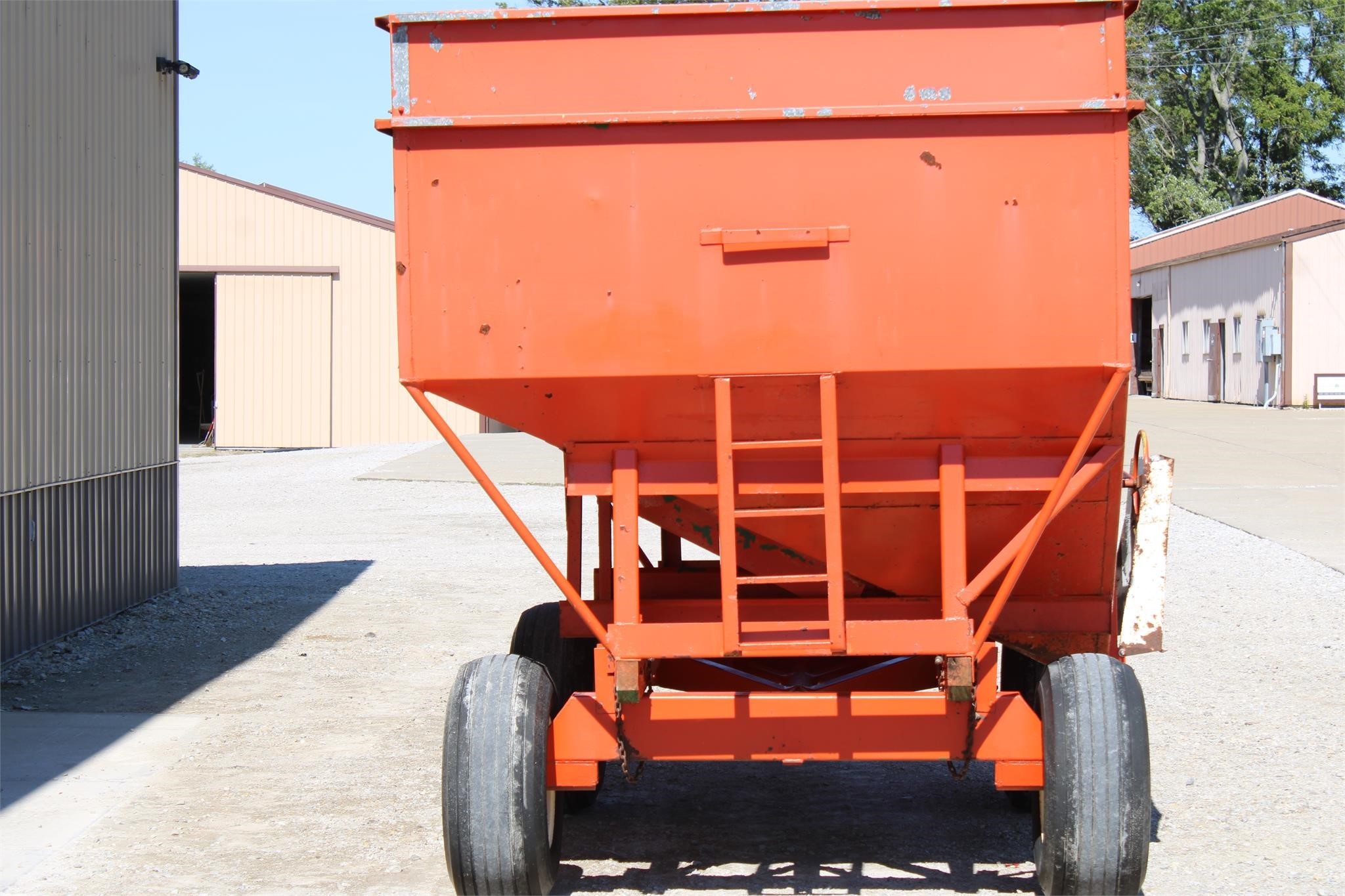  Buhler Farm King 300 Gravity Wagon