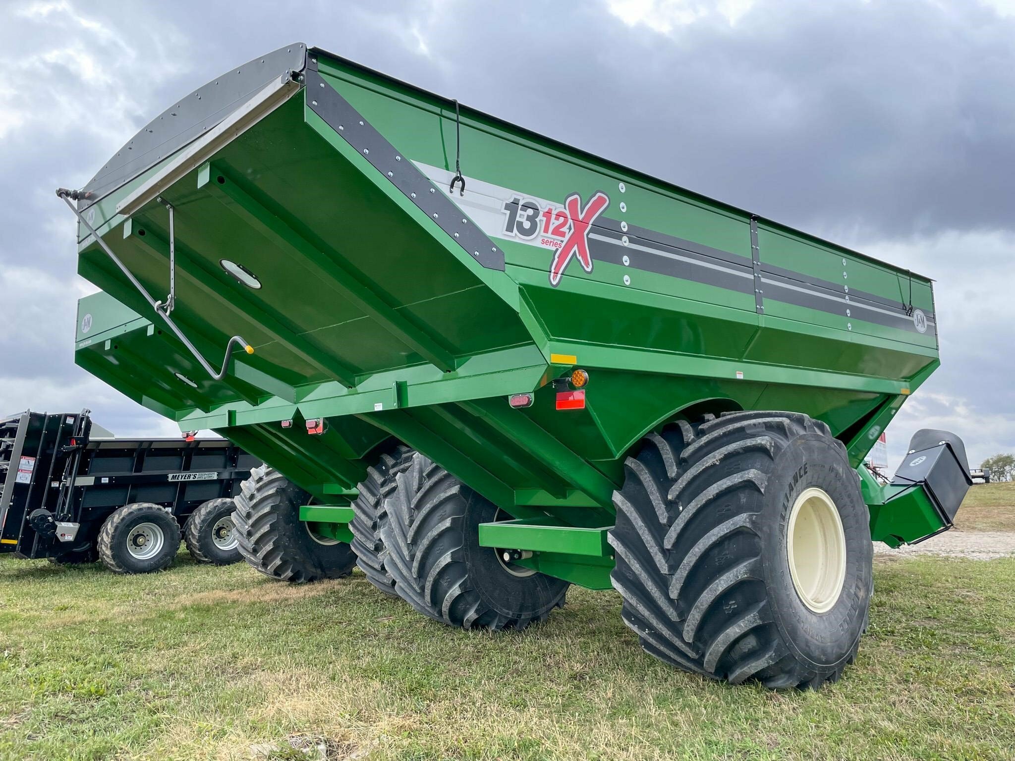 2026 J&M 1312-20S Grain Cart