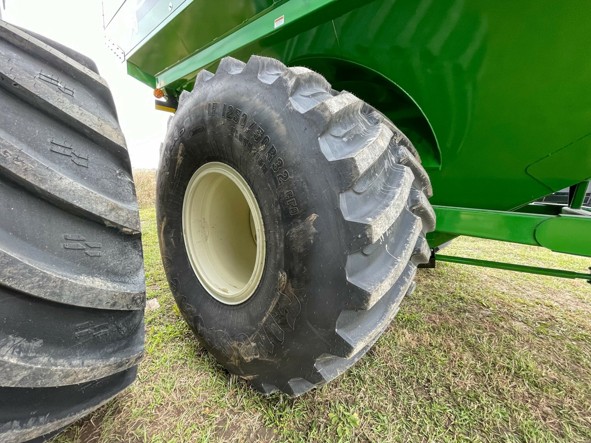 2026 J&M 1112 Grain Cart