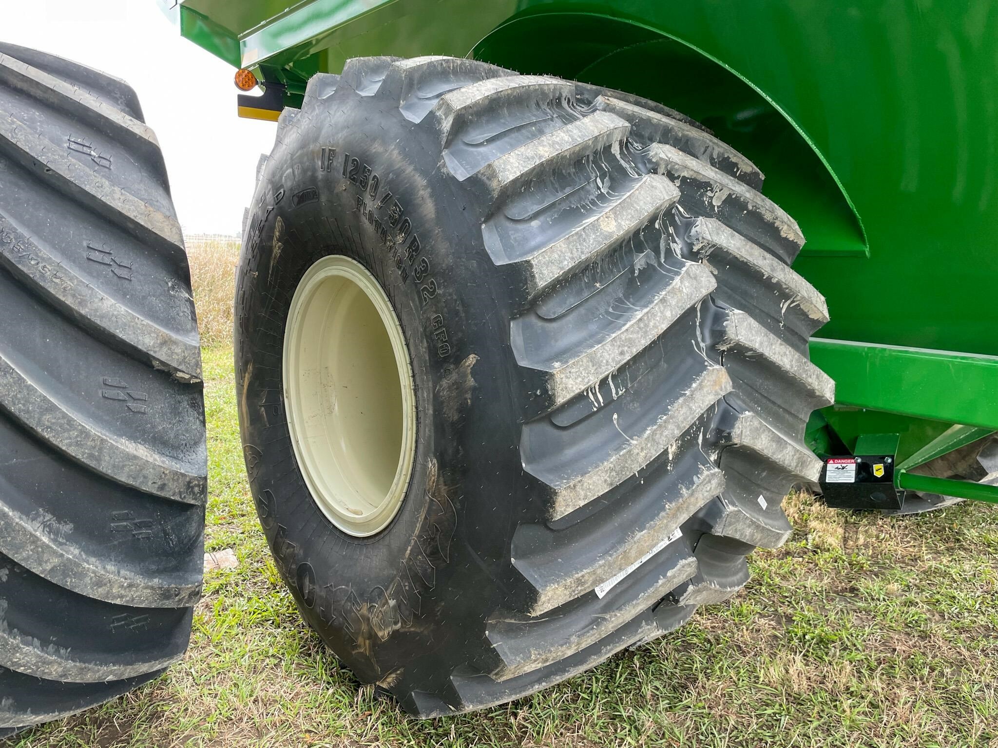 2026 J&M 1112 Grain Cart