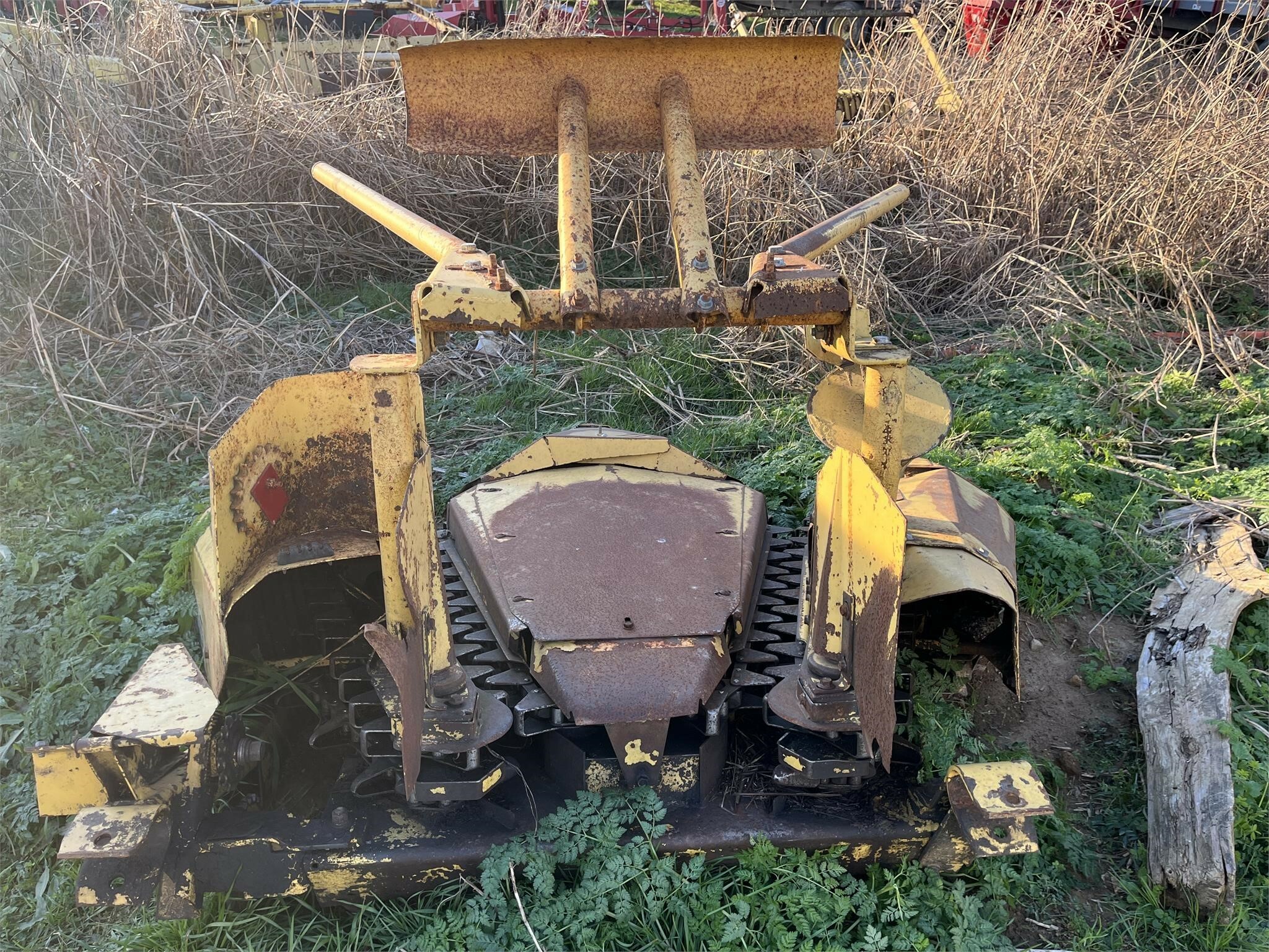  New Holland 824 Pull-Type Forage Harvester