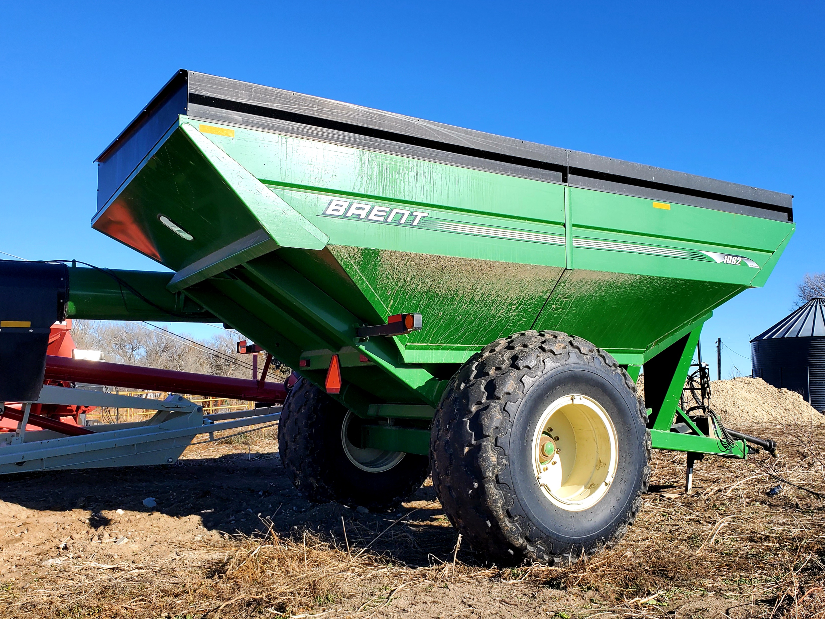 2011 Brent 1082 Grain Cart