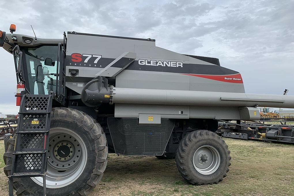2013 Gleaner S77 Combine