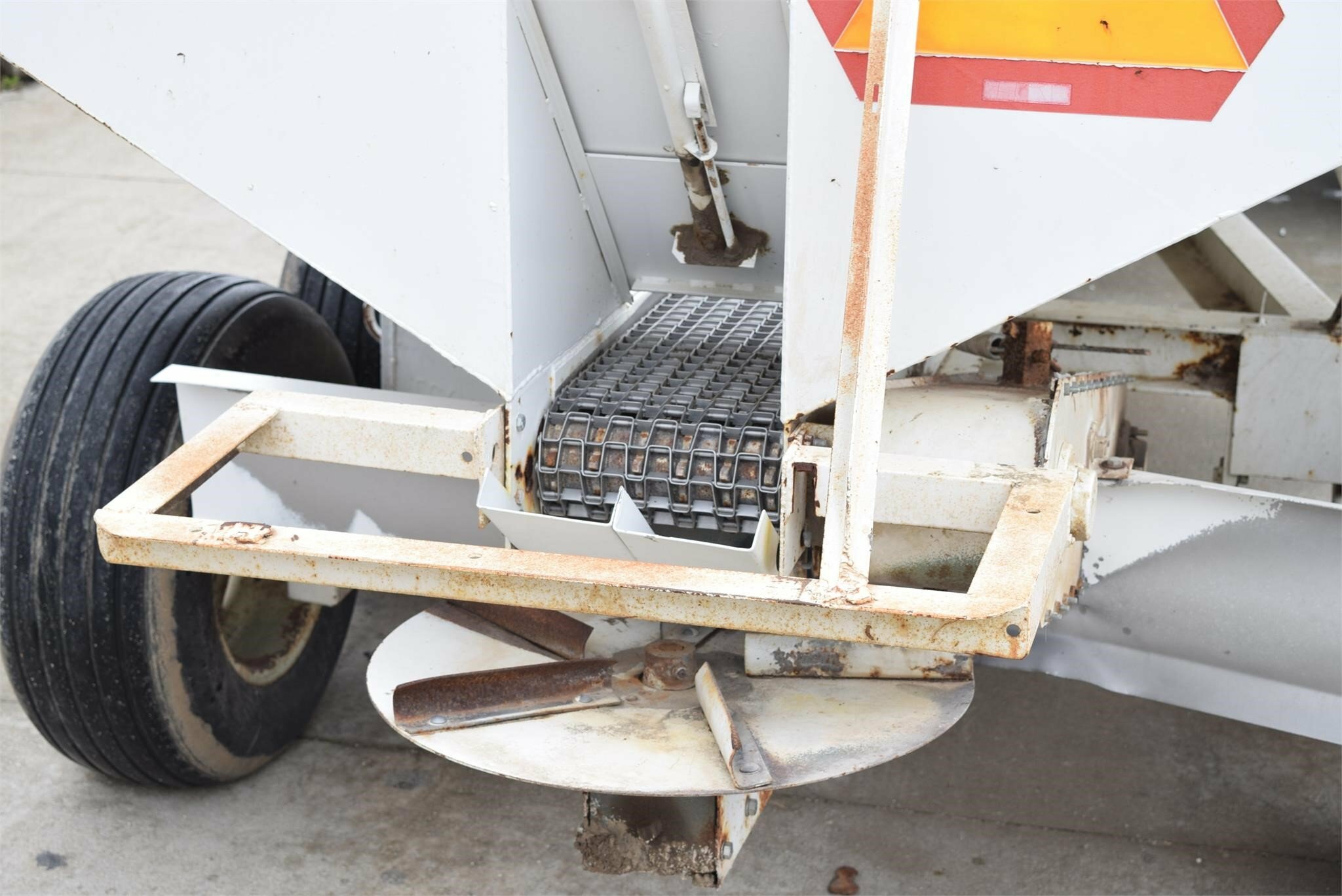  Dempster 560D Pull-Type Fertilizer Spreader