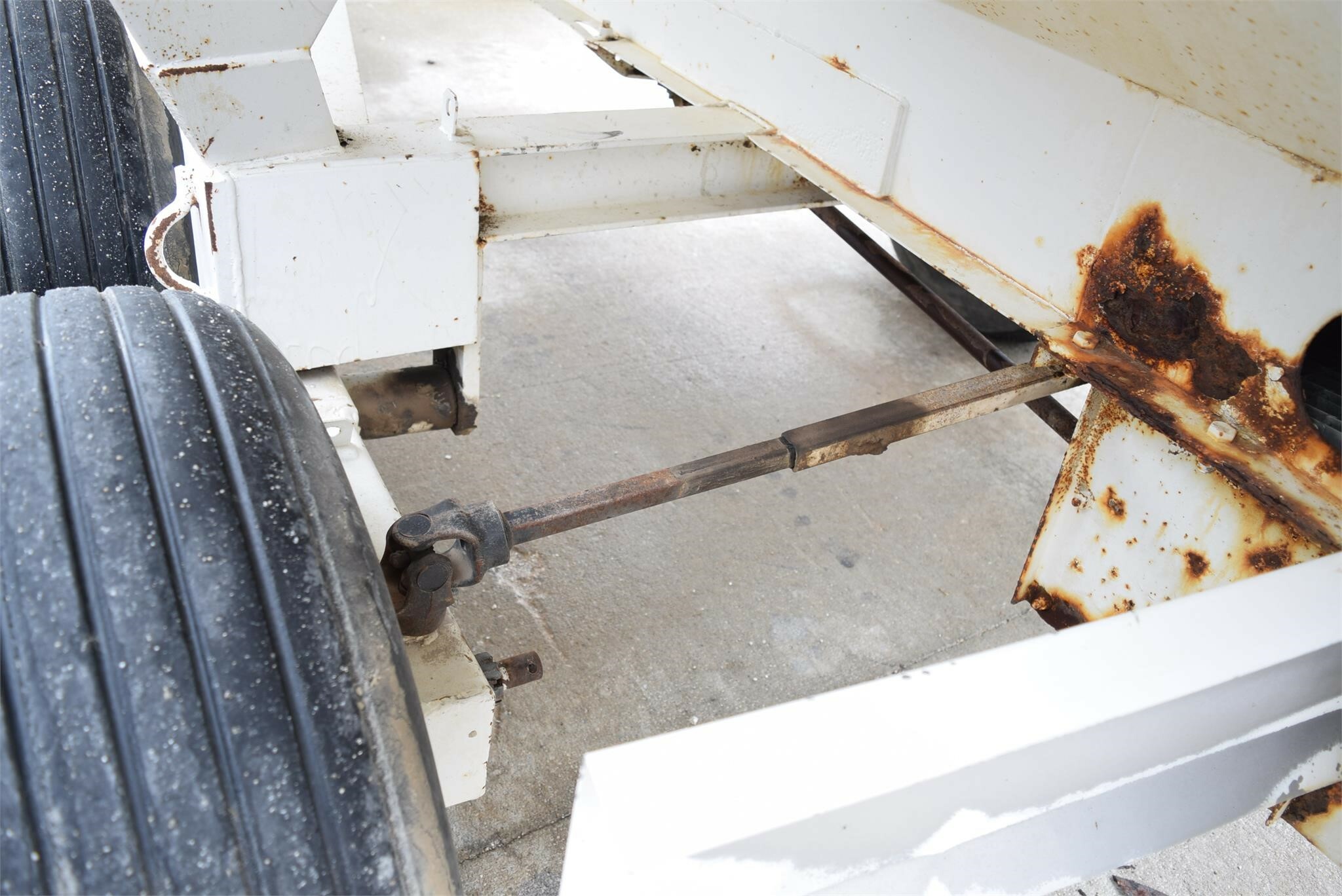  Dempster 560D Pull-Type Fertilizer Spreader