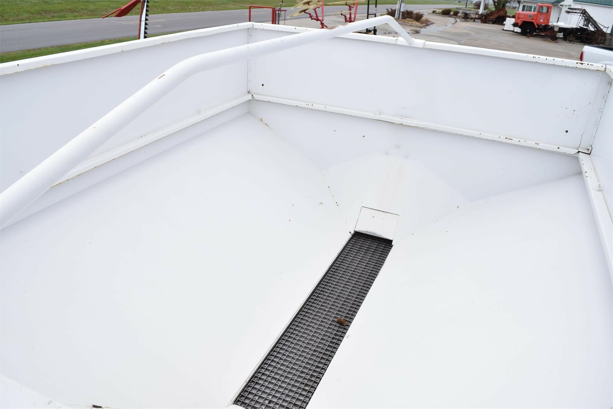  Dempster 560D Pull-Type Fertilizer Spreader