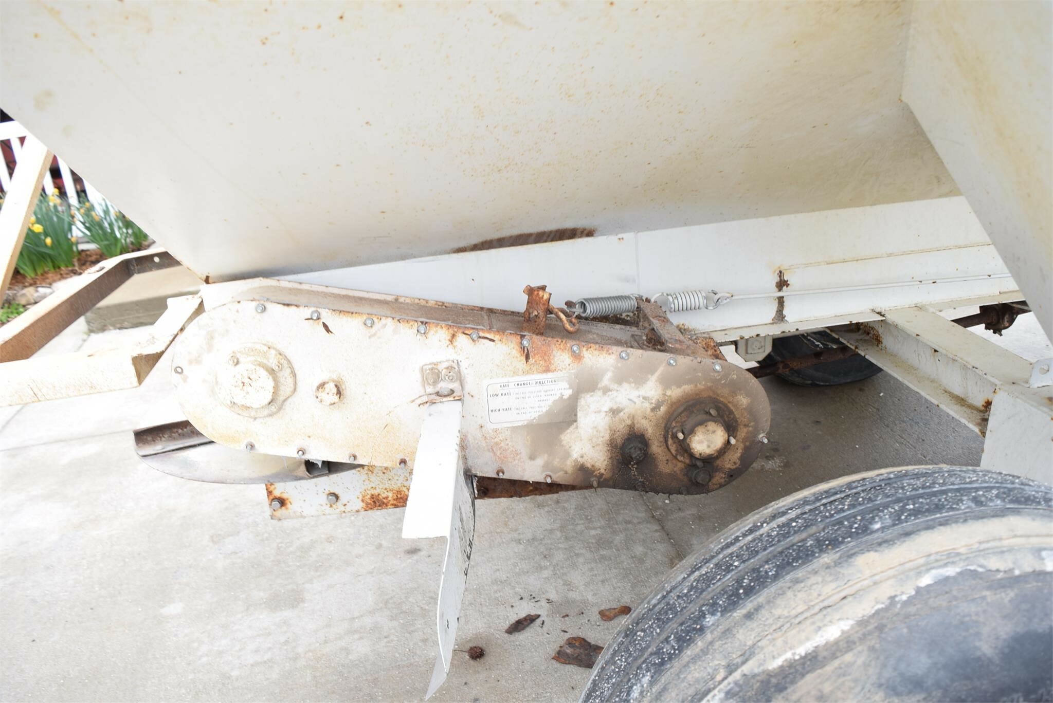  Dempster 560D Pull-Type Fertilizer Spreader