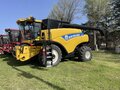 2013 New Holland CR8090 Combine