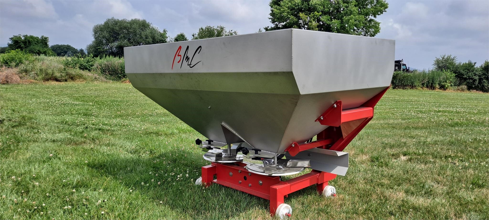 2025 BMC SYNTRA 800 Pull-Type Fertilizer Spreader