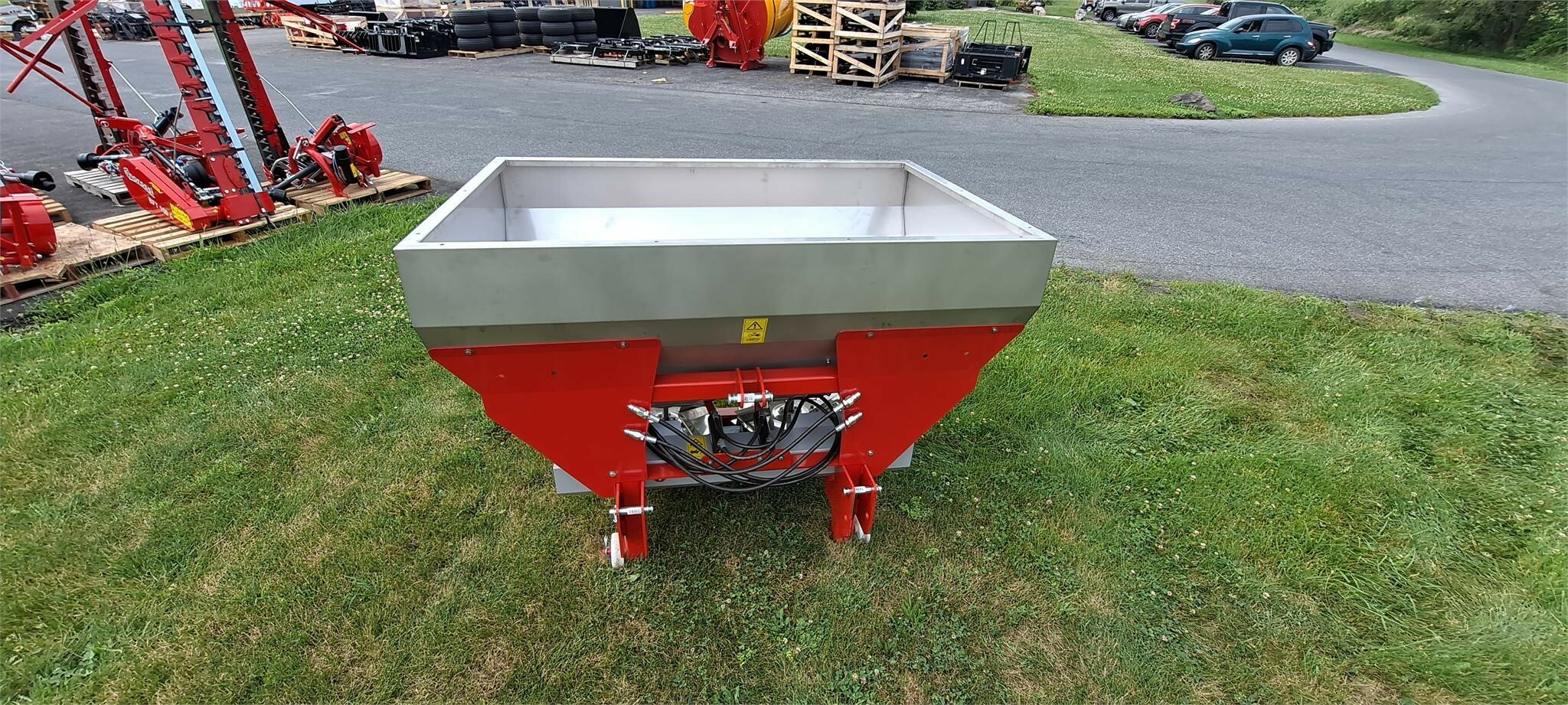 2025 BMC SYNTRA 800 Pull-Type Fertilizer Spreader