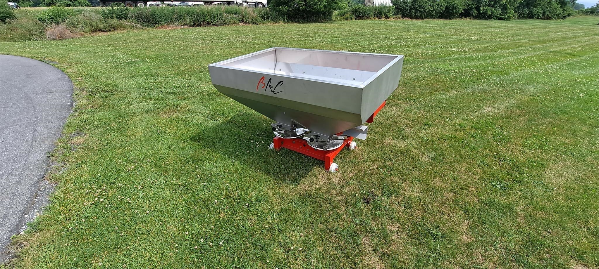 2025 BMC SYNTRA 800 Pull-Type Fertilizer Spreader