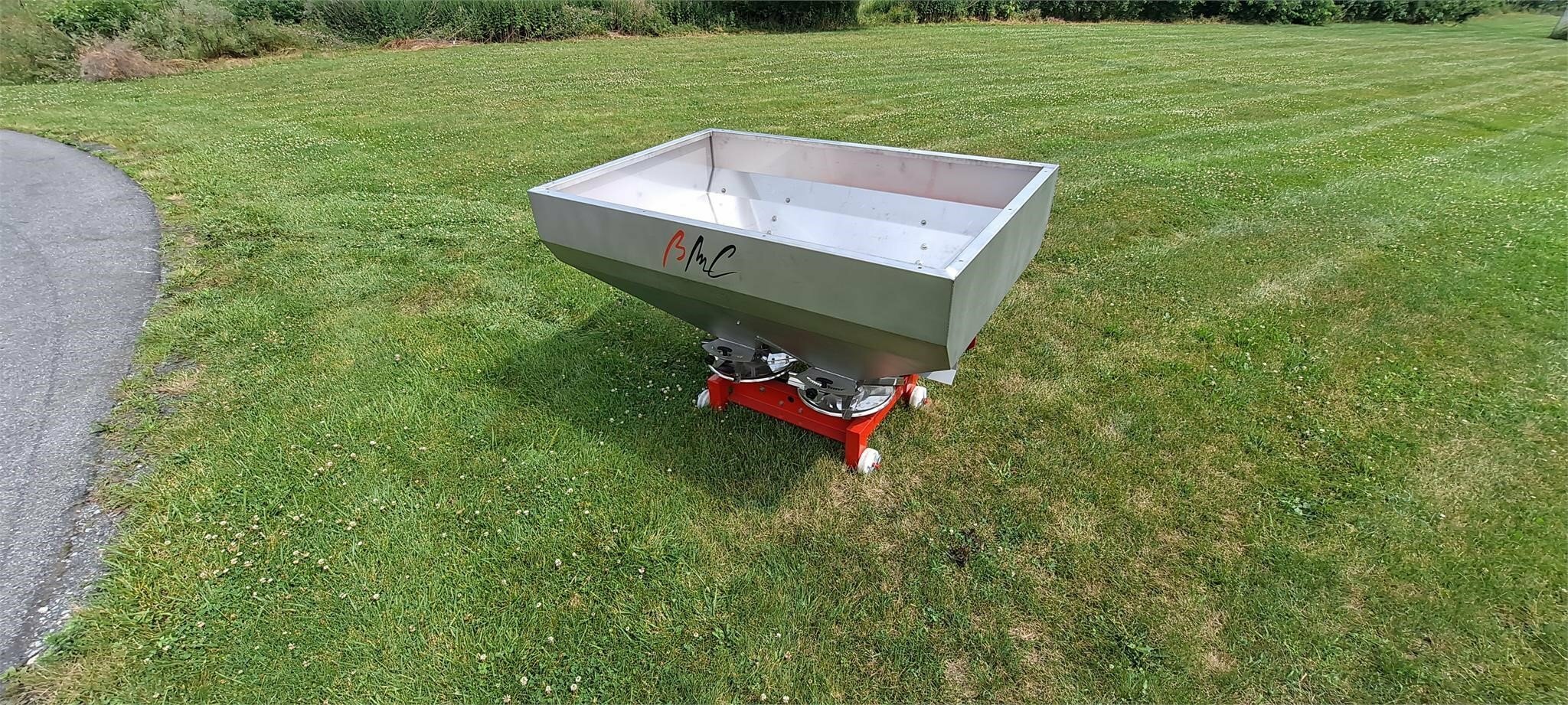 2025 BMC SYNTRA 800 Pull-Type Fertilizer Spreader