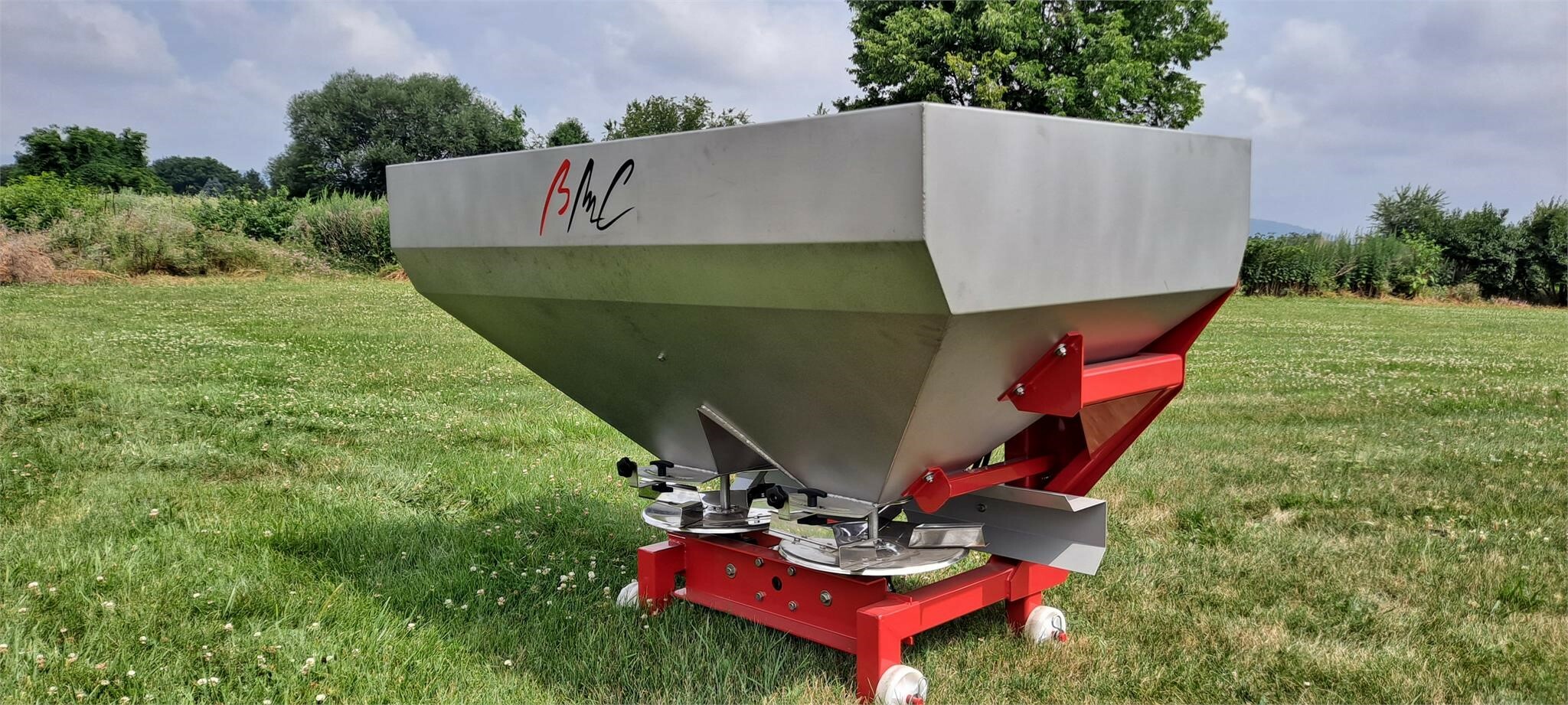 2025 BMC SYNTRA 800 Pull-Type Fertilizer Spreader